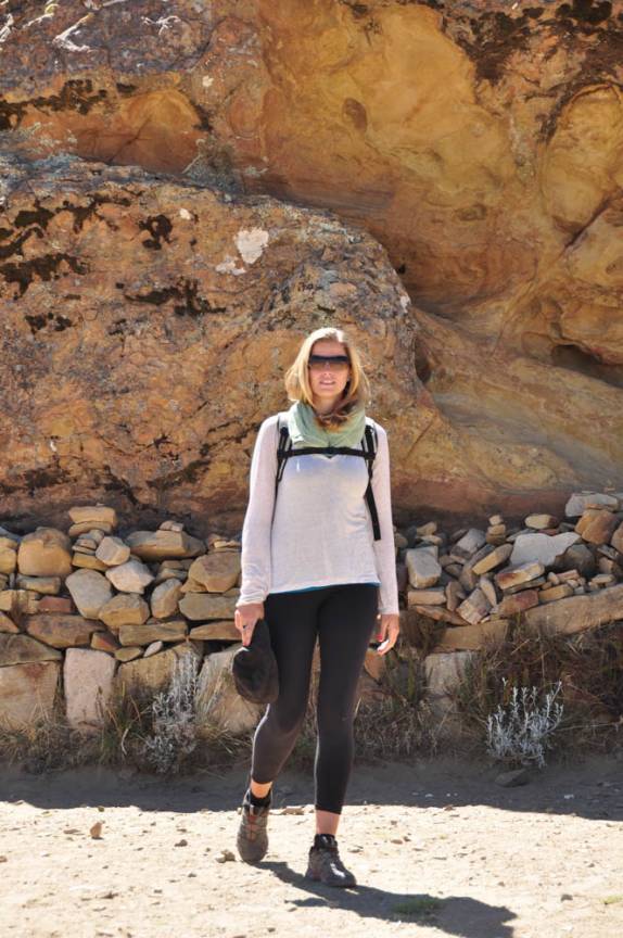 Depois das preces, a Ana volta mais leve do Wiracocha, a pedra sagrada dos incas na Isla del Sol, no lago Titicaca, na Bolívia